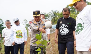 Bersinergi Hijaukan Riau, Kapolda Tanam Ratusan Pohon di Lingkungan Kampus
