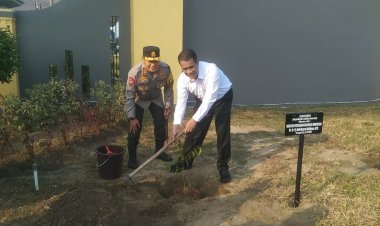 Tanam Pohon di Riau, Menteri Pertanian Apresiasi Program Green Policing Kapolda Riau