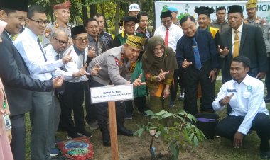 Tanam Pohon dan Orasi Ilmiah di UIN Suska Riau, Kapolda Ajak Wisudawan Bisa Ciptakan Teknologi Cegah Karhutla