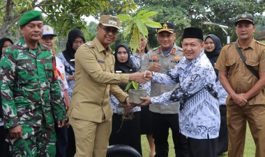 Wabup Jhonny Charles Dukung Green Policing di SMPN 6 Tanah Putih