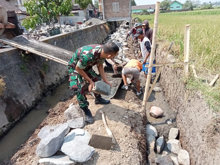 Babinsa dan Warga Bangun Irigasi Sawah di Banyudono