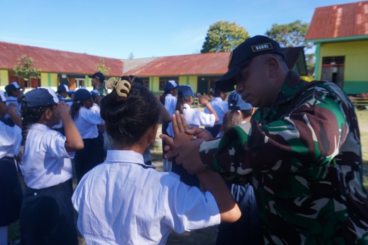 Satgas Pamtas Gelar Wasbang di SMP Gita Surya Eban