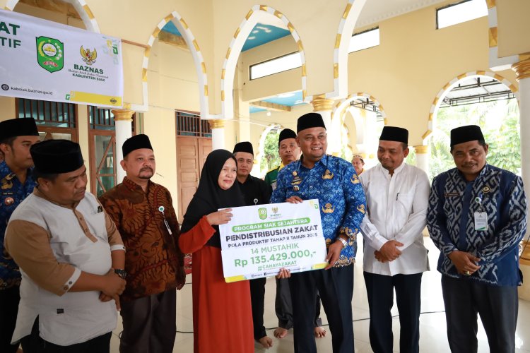 Wabup Siak Salurkan Zakat Konsumtif dan Produktif 2025