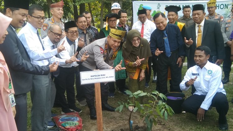 Tanam Pohon dan Orasi Ilmiah di UIN Suska Riau, Kapolda Ajak Wisudawan Bisa Ciptakan Teknologi Cegah Karhutla