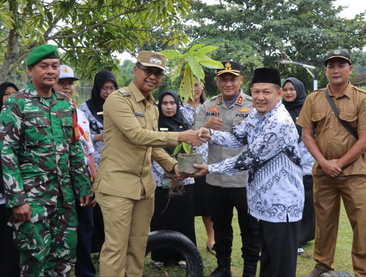 Wabup Jhonny Charles Dukung Green Policing di SMPN 6 Tanah Putih