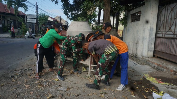 TMMD Kodim 0735/Surakarta dan Warga Kompak Pindahkan Mesin Molen