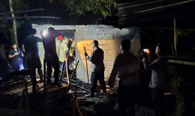 Babinsa Sambi Bantu Padamkan Kebakaran Gudang Tongkat Pramuka di Boyolali