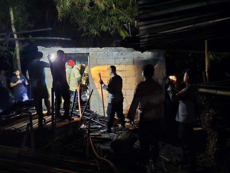 Babinsa Sambi Bantu Padamkan Kebakaran Gudang Tongkat Pramuka di Boyolali