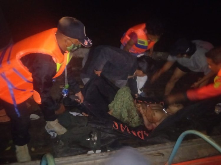 Kecelakaan Laut di Indragiri Hilir: TRC BPBD Inhil Evakuasi Pemuda Korban Pompong di Perairan Sungai Dusun