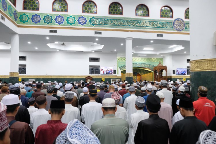 Polda Riau Bersama Komunitas Ojol, Gelar Sholat Ghaib dan Doa Bersama Untuk Almarhum Affan Kurniawan