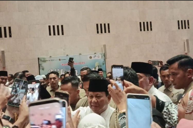 Prabowo Subianto Sambangi Pengunjung Masjid Istiqlal Usai Maulid Nabi