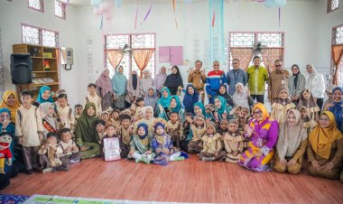 Bunda PAUD Riau Hj. Henny Sasmita Wahid Ajak Anak TK Bazma Brilliant Dumai Cinta Membaca Sejak Dini