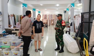 Babinsa Kratonan Komsos dengan Pemilik Usaha Karpet & Kasur Busa