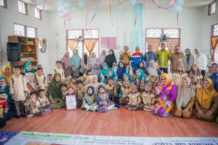 Bunda PAUD Riau Hj. Henny Sasmita Wahid Ajak Anak TK Bazma Brilliant Dumai Cinta Membaca Sejak Dini
