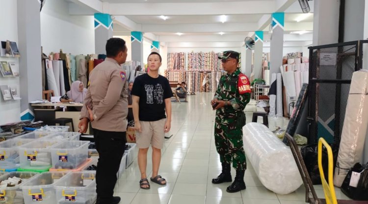 Babinsa Kratonan Komsos dengan Pemilik Usaha Karpet & Kasur Busa