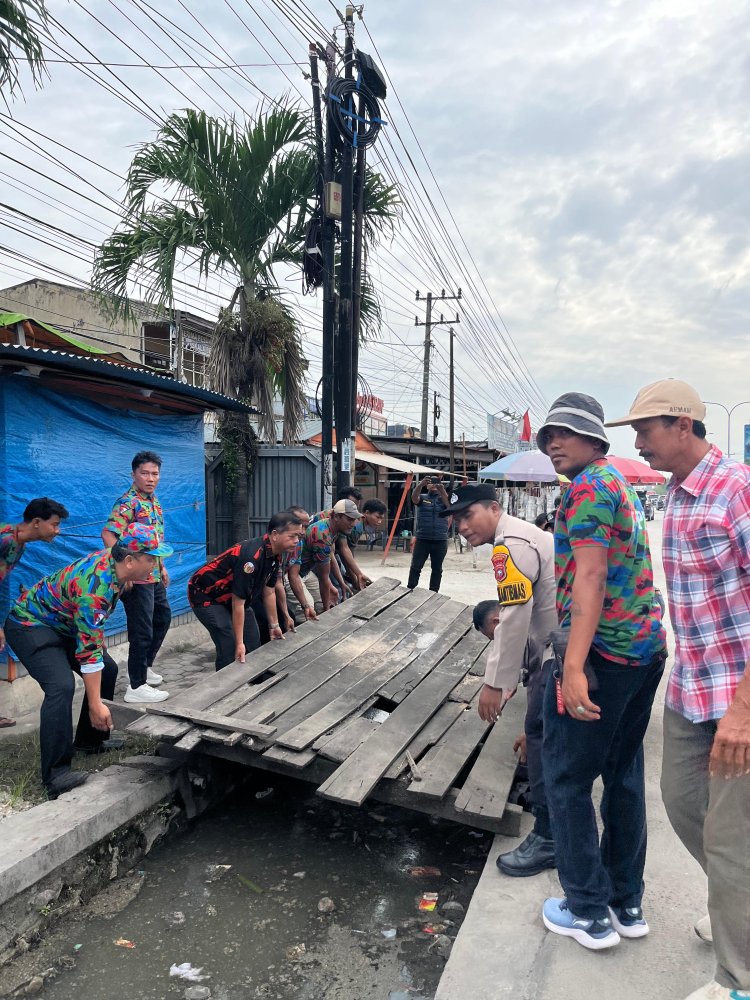 Antisipasi Banjir, Polsek Binawidya Gelar Gotong Royong Bersama
