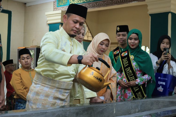 Jelang Ramadan, Wali Kota Pekanbaru Hormati Pendiri Kota di Makam Marhum Pekan