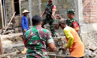 Babinsa Sragen Bantu Bangun Pondasi Rumah Warga