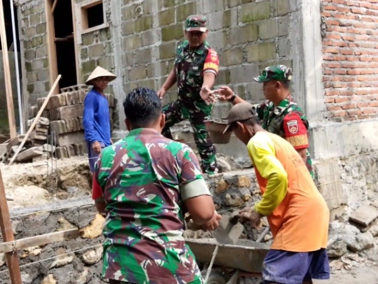 Babinsa Sragen Bantu Bangun Pondasi Rumah Warga