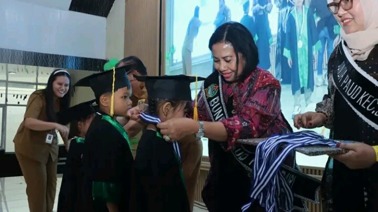 Bunda PAUD Dairi, Rita Puspita Vivkner Sinaga, Hadiri Pelepasan PAUD se-Kecamatan Siempat Nempu Hulu 
